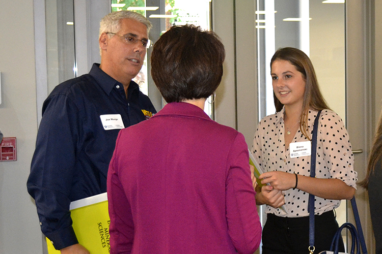 Alumnus Joe Murgo talking with students